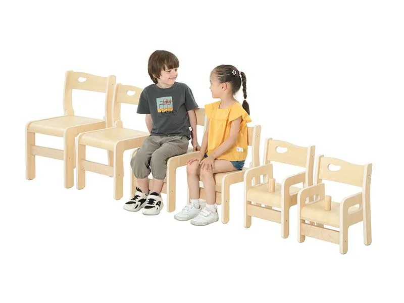 Kinderstuhl Serie Ole mit spielenden Kindern Kinderstuhl Serie Ole mit spielenden Kindern